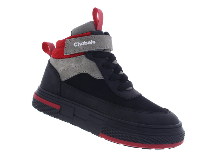 Botín infantil marca Chabelo en color negro con detalles en rojo y gris, cierre de cordones y cinta de velcro.