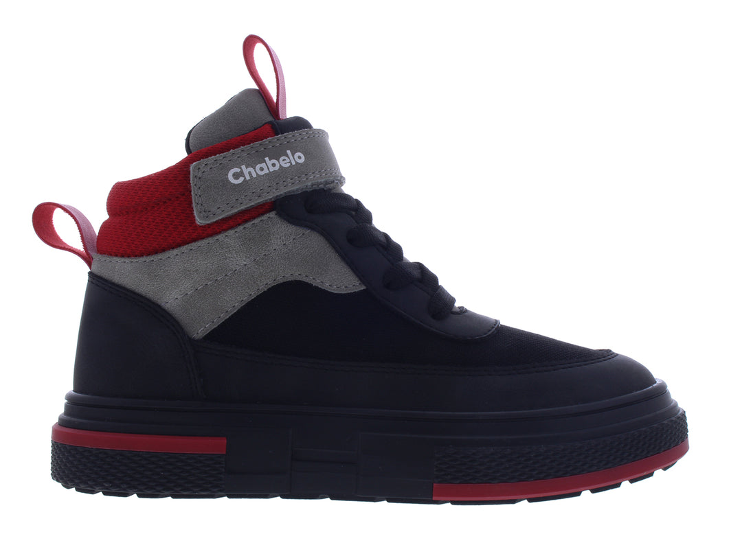 Botín infantil marca Chabelo en color negro con detalles en rojo y gris, cierre de cordones y cinta de velcro.