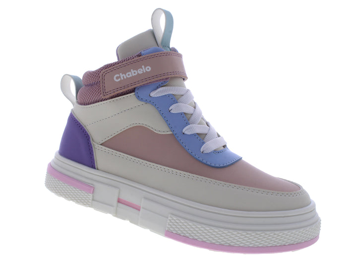Tenis tipo botín para niña marca Chabelo en colores rosa, gris y morado con suela blanca y detalles en azul.