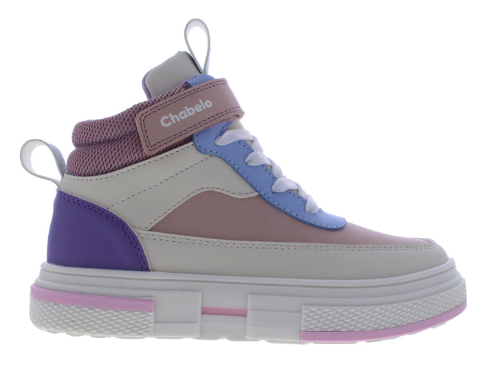 Tenis tipo botín para niña marca Chabelo en colores rosa, gris y morado con suela blanca y detalles en azul.
