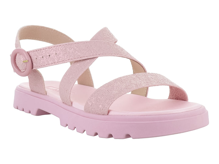 Sandalia infantil color rosa con correas cruzadas, hebilla y suela gruesa dentada.