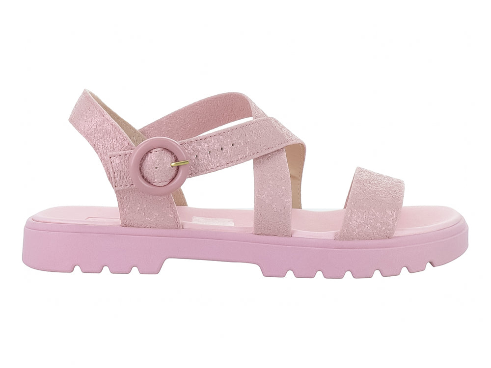 Sandalia infantil color rosa con correas cruzadas, hebilla y suela gruesa dentada.
