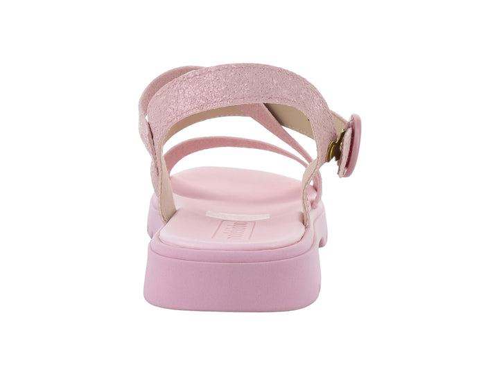 Sandalia infantil color rosa con correas cruzadas, hebilla y suela gruesa dentada.