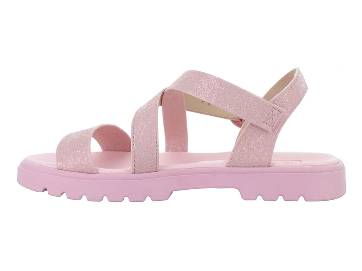 Sandalia infantil color rosa con correas cruzadas, hebilla y suela gruesa dentada.