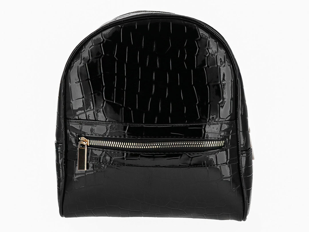 Mochila negra brillante con textura de cocodrilo y cierre frontal dorado.
