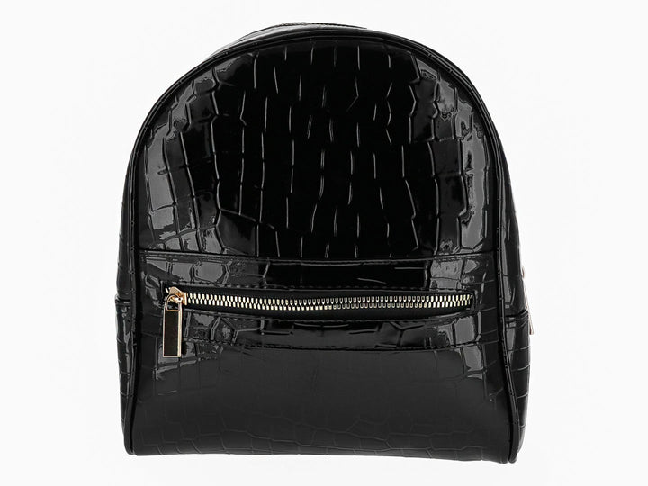 Mochila negra brillante con textura de cocodrilo y cierre frontal dorado.