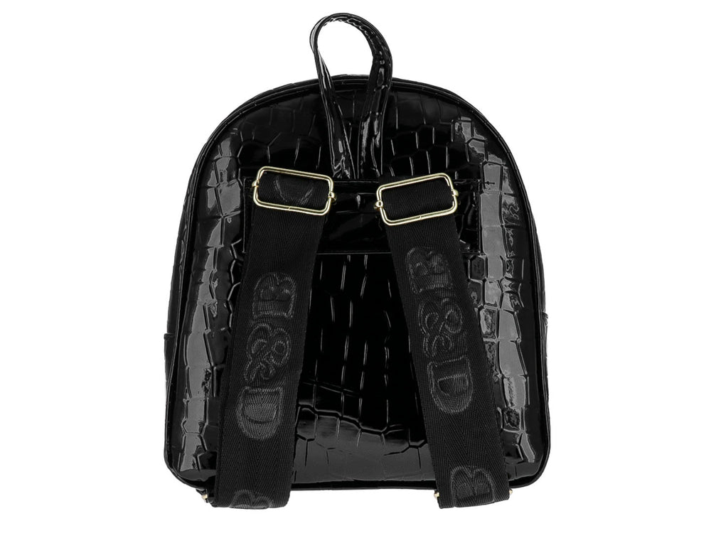 Mochila negra brillante con textura de cocodrilo y cierre frontal dorado.