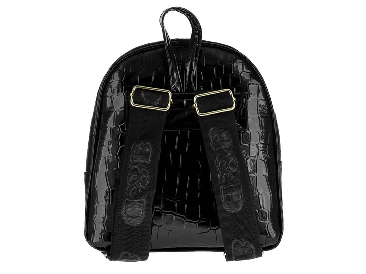 Mochila negra brillante con textura de cocodrilo y cierre frontal dorado.