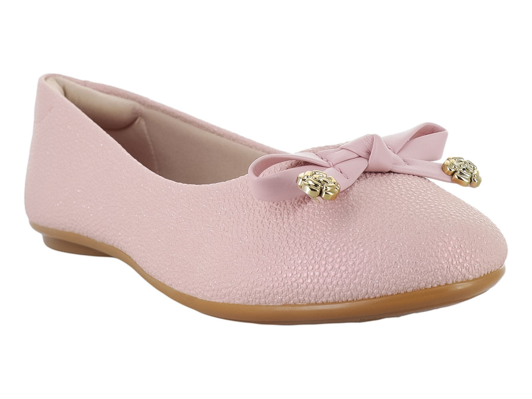 Zapato plano rosa para niña con acabado brillante, decorado con un moño y detalles dorados en la parte superior.