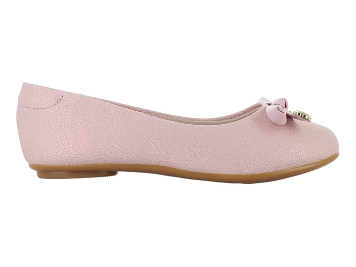 Zapato plano rosa para niña con acabado brillante, decorado con un moño y detalles dorados en la parte superior.