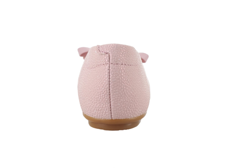 Zapato plano rosa para niña con acabado brillante, decorado con un moño y detalles dorados en la parte superior.
