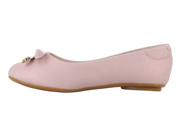Zapato plano rosa para niña con acabado brillante, decorado con un moño y detalles dorados en la parte superior.