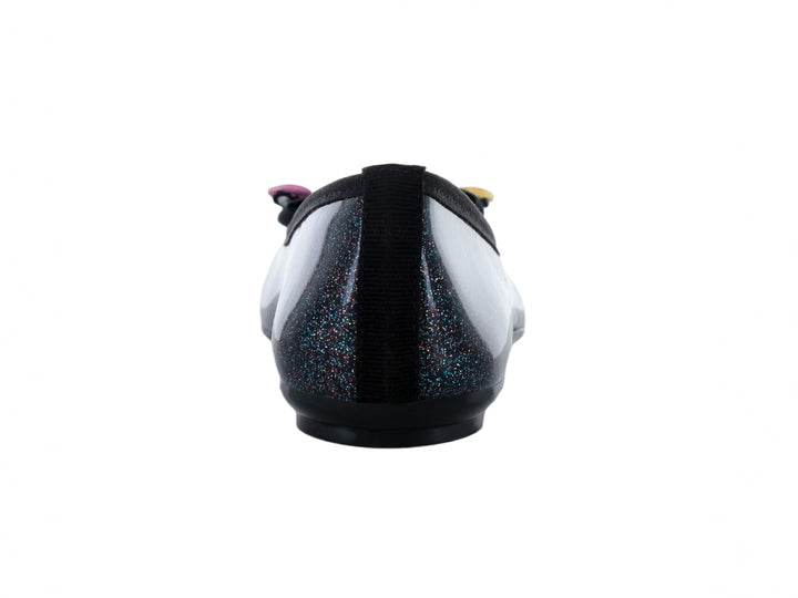 Zapato plano negro con acabado brillante y glitter, decorado con un moño negro y pequeños corazones amarillos y rosas.