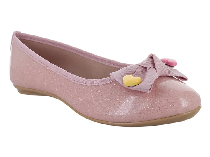 Zapato plano tipo bailarina para niña en color rosa brillante con moño y detalles de corazones amarillos y rosas.