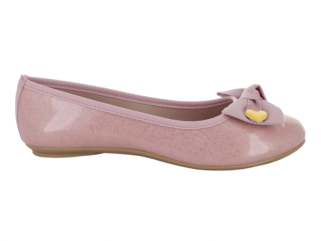 Zapato plano tipo bailarina para niña en color rosa brillante con moño y detalles de corazones amarillos y rosas.