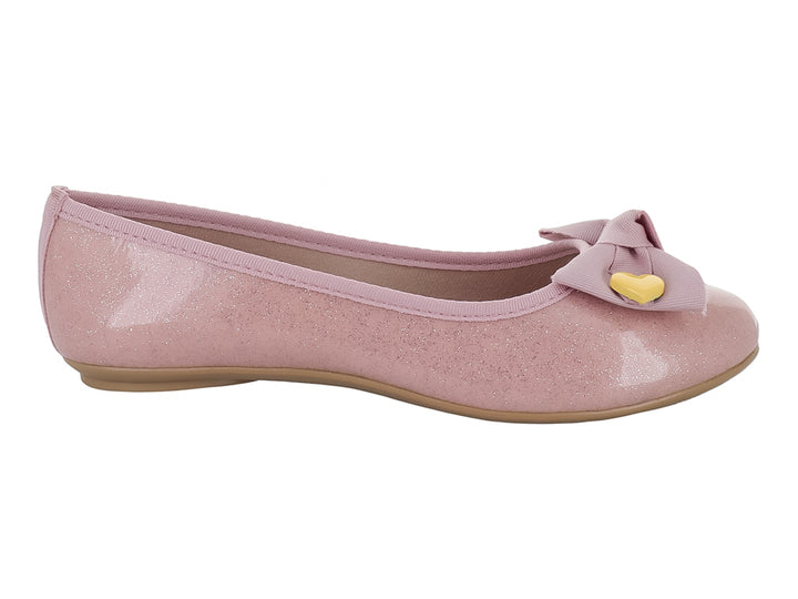 Zapato plano tipo bailarina para niña en color rosa brillante con moño y detalles de corazones amarillos y rosas.