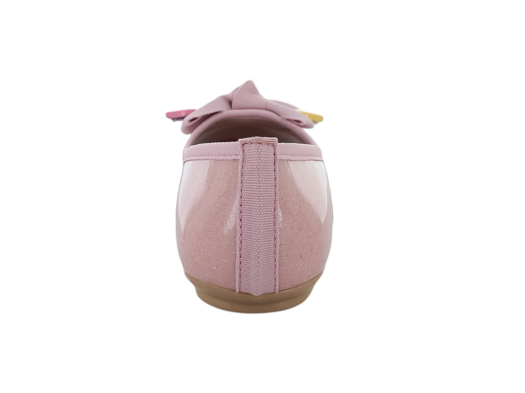 Zapato plano tipo bailarina para niña en color rosa brillante con moño y detalles de corazones amarillos y rosas.