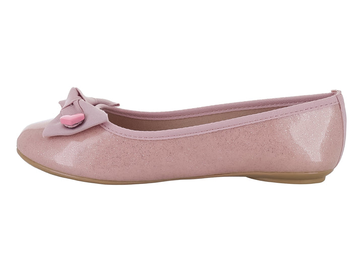 Zapato plano tipo bailarina para niña en color rosa brillante con moño y detalles de corazones amarillos y rosas.