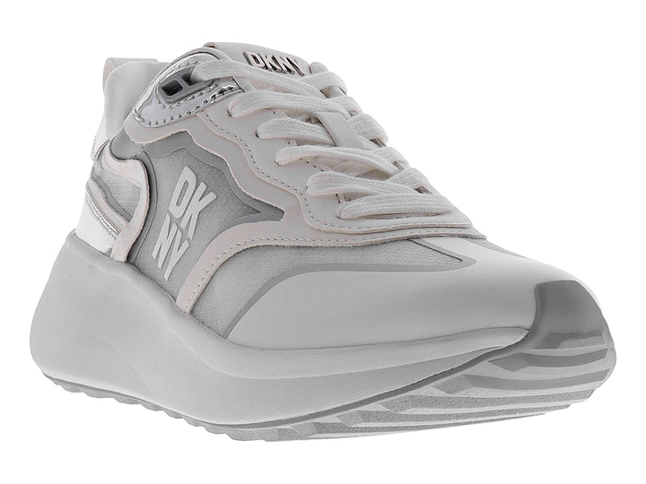 Tenis DKNY color plata iridiscente con suela de plataforma gruesa y cordones blancos.