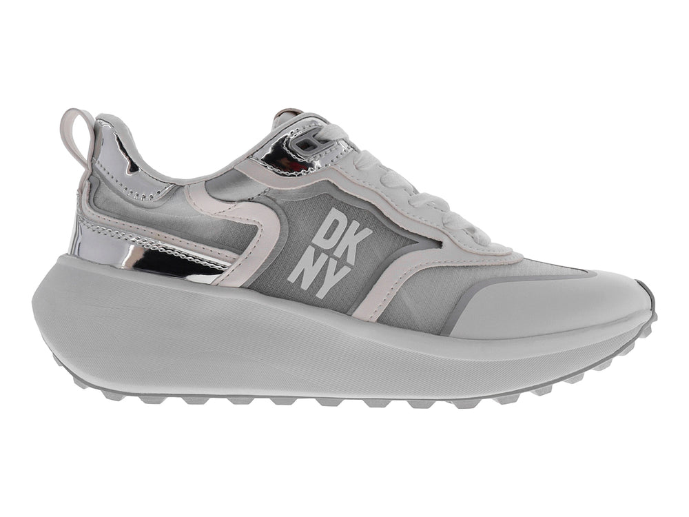 Tenis DKNY color plata iridiscente con suela de plataforma gruesa y cordones blancos.