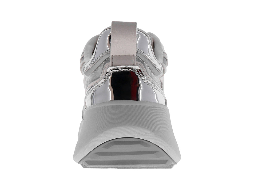 Tenis DKNY color plata iridiscente con suela de plataforma gruesa y cordones blancos.