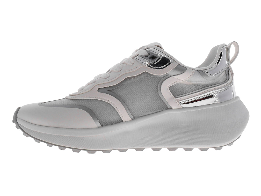 Tenis DKNY color plata iridiscente con suela de plataforma gruesa y cordones blancos.