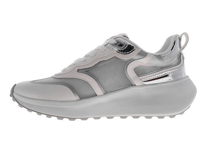 Tenis DKNY color plata iridiscente con suela de plataforma gruesa y cordones blancos.