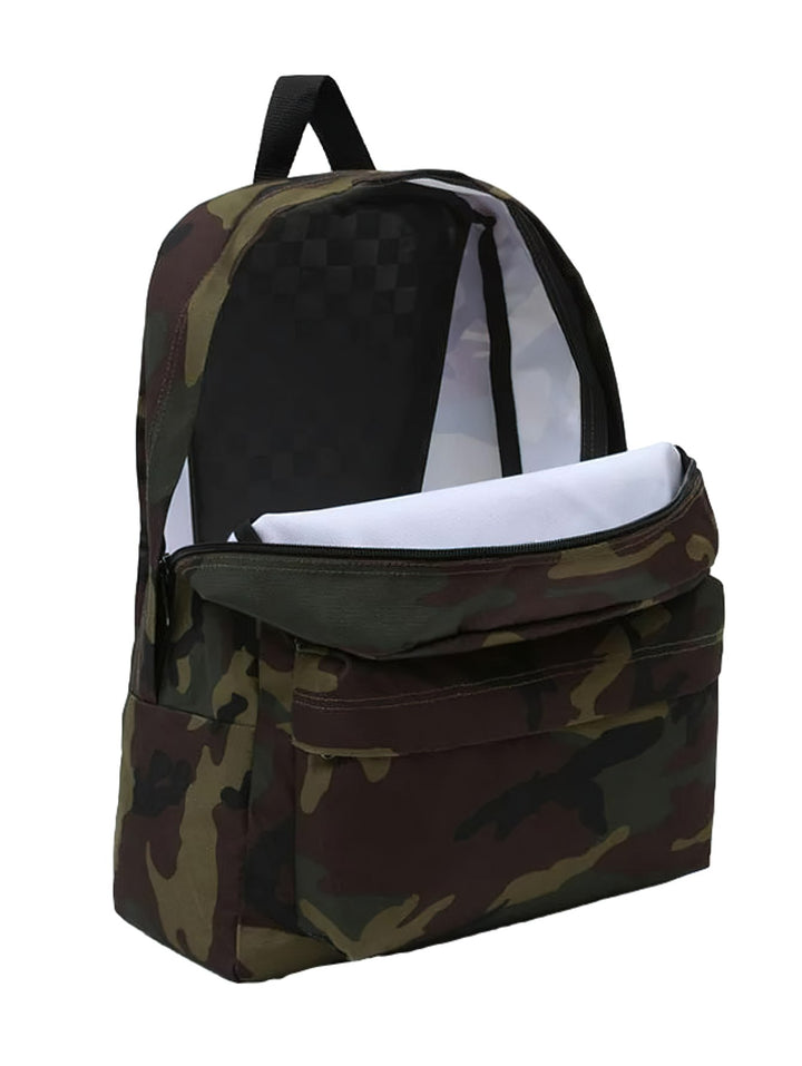 Mochila escolar VANS con estampado de camuflaje en tonos verdes y negros, con bolsillo frontal y asa superior.