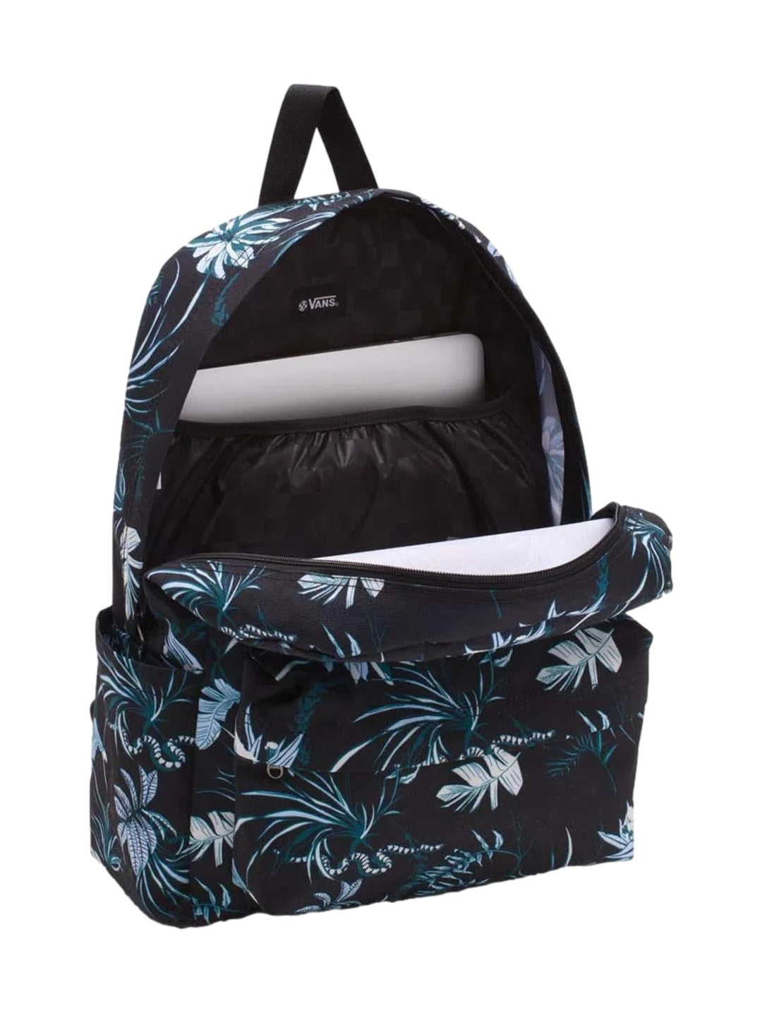 Mochila Vans color negro con estampado de hojas tropicales en blanco y azul, portada por una mujer.