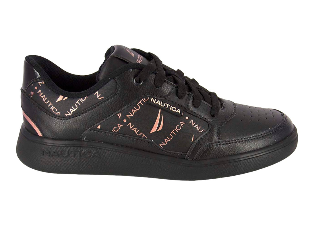 Tenis negros Nautica con estampado de letras en color rosa pálido y suela plana negra.