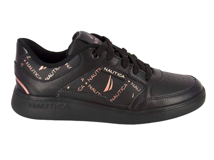 Tenis negros Nautica con estampado de letras en color rosa pálido y suela plana negra.