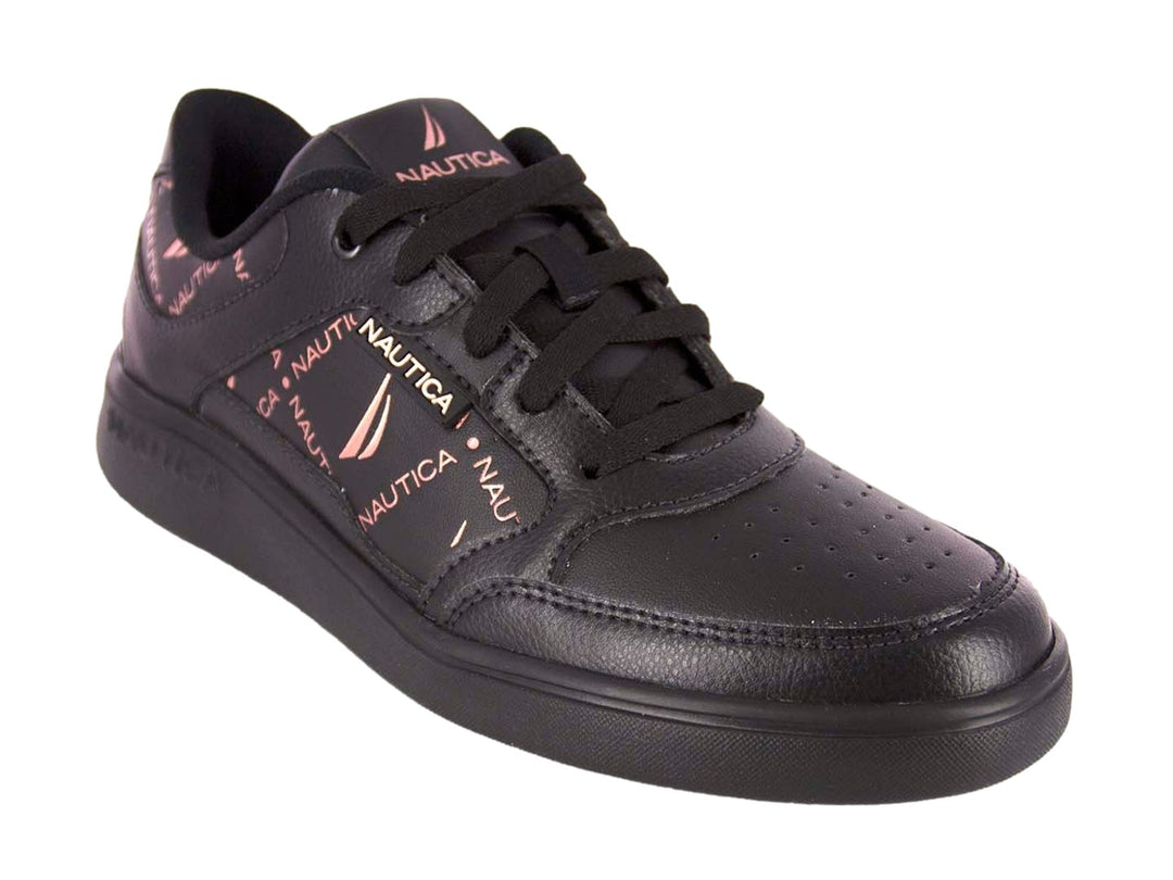Tenis negros Nautica con estampado de letras en color rosa pálido y suela plana negra.