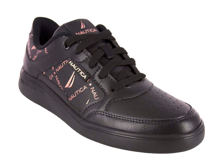 Tenis negros Nautica con estampado de letras en color rosa pálido y suela plana negra.