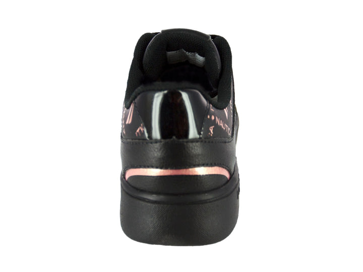 Tenis negros Nautica con estampado de letras en color rosa pálido y suela plana negra.