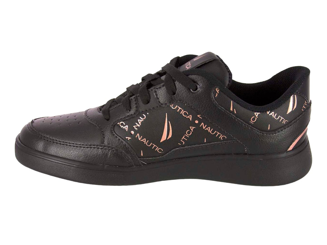 Tenis negros Nautica con estampado de letras en color rosa pálido y suela plana negra.