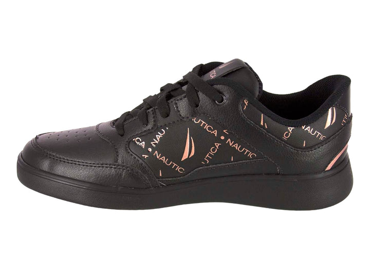 Tenis negros Nautica con estampado de letras en color rosa pálido y suela plana negra.