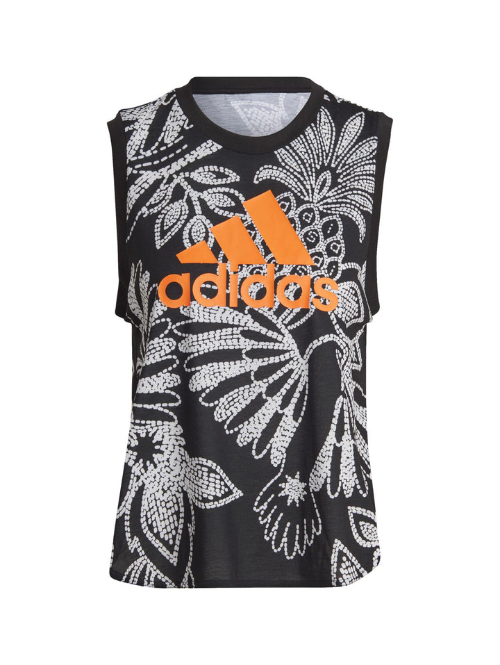 Mujer vistiendo una camiseta sin mangas Adidas negra con estampado floral blanco y logotipo naranja frontal.
