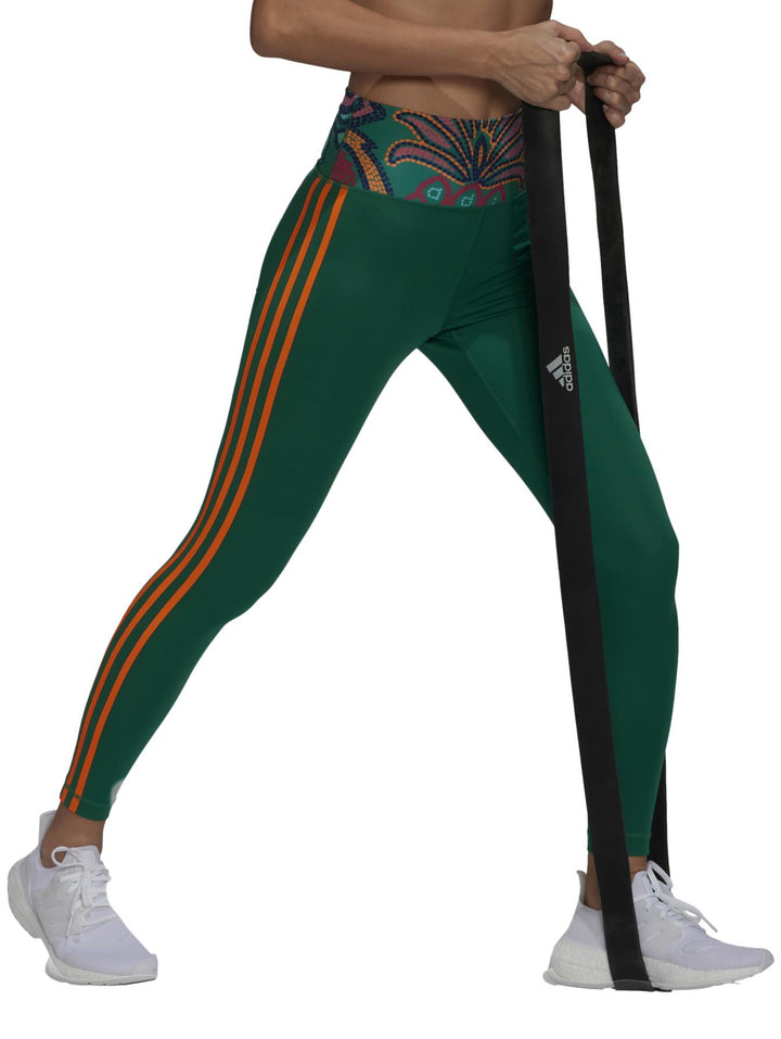 Leggings deportivos Adidas color verde con franjas naranjas laterales y cintura con estampado multicolor.