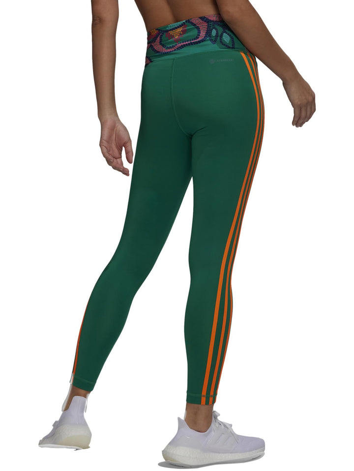 Leggings deportivos Adidas color verde con franjas naranjas laterales y cintura con estampado multicolor.