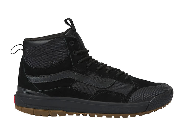 Zapato deportivo VANS UltraRange EXO en color negro con suela de goma marrón, diseño de bota de caña media.