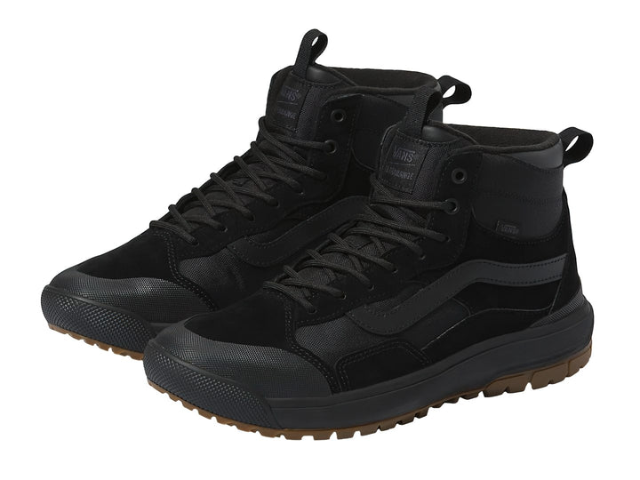 Zapato deportivo VANS UltraRange EXO en color negro con suela de goma marrón, diseño de bota de caña media.