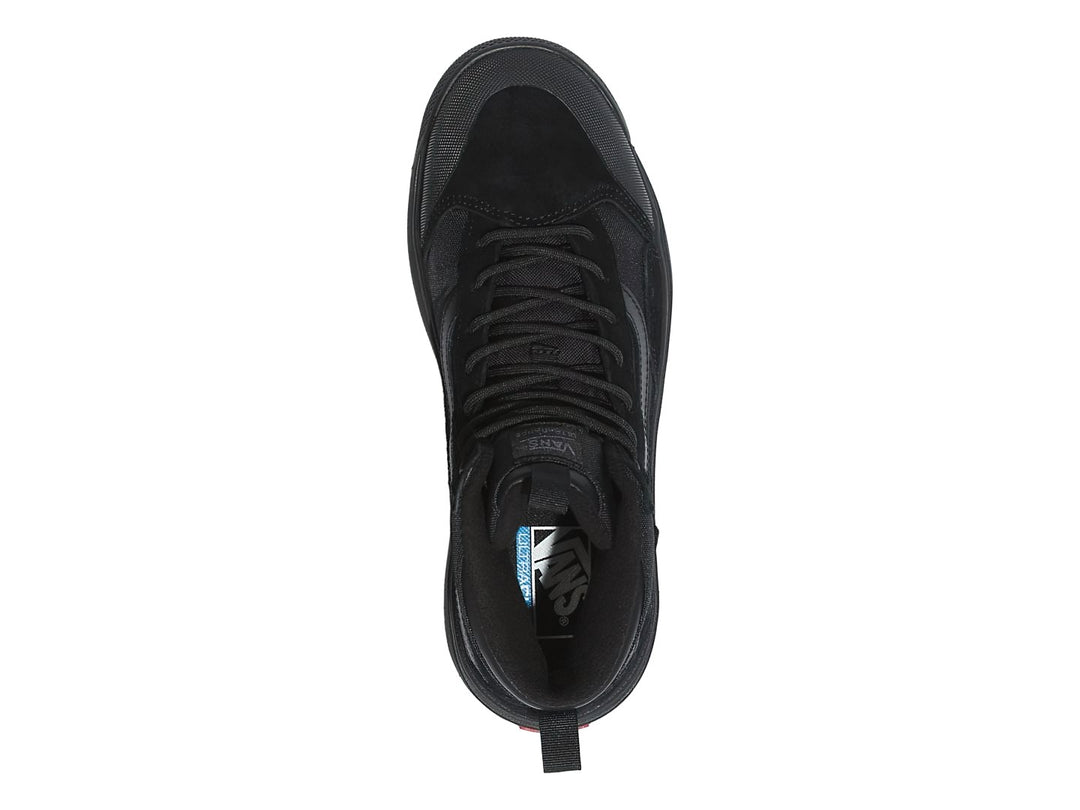 Zapato deportivo VANS UltraRange EXO en color negro con suela de goma marrón, diseño de bota de caña media.