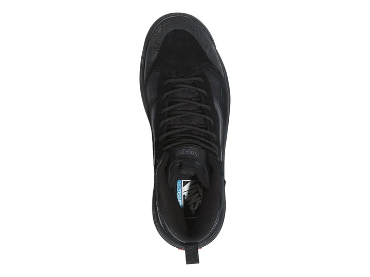 Zapato deportivo VANS UltraRange EXO en color negro con suela de goma marrón, diseño de bota de caña media.