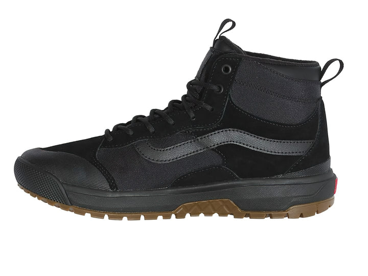 Zapato deportivo VANS UltraRange EXO en color negro con suela de goma marrón, diseño de bota de caña media.