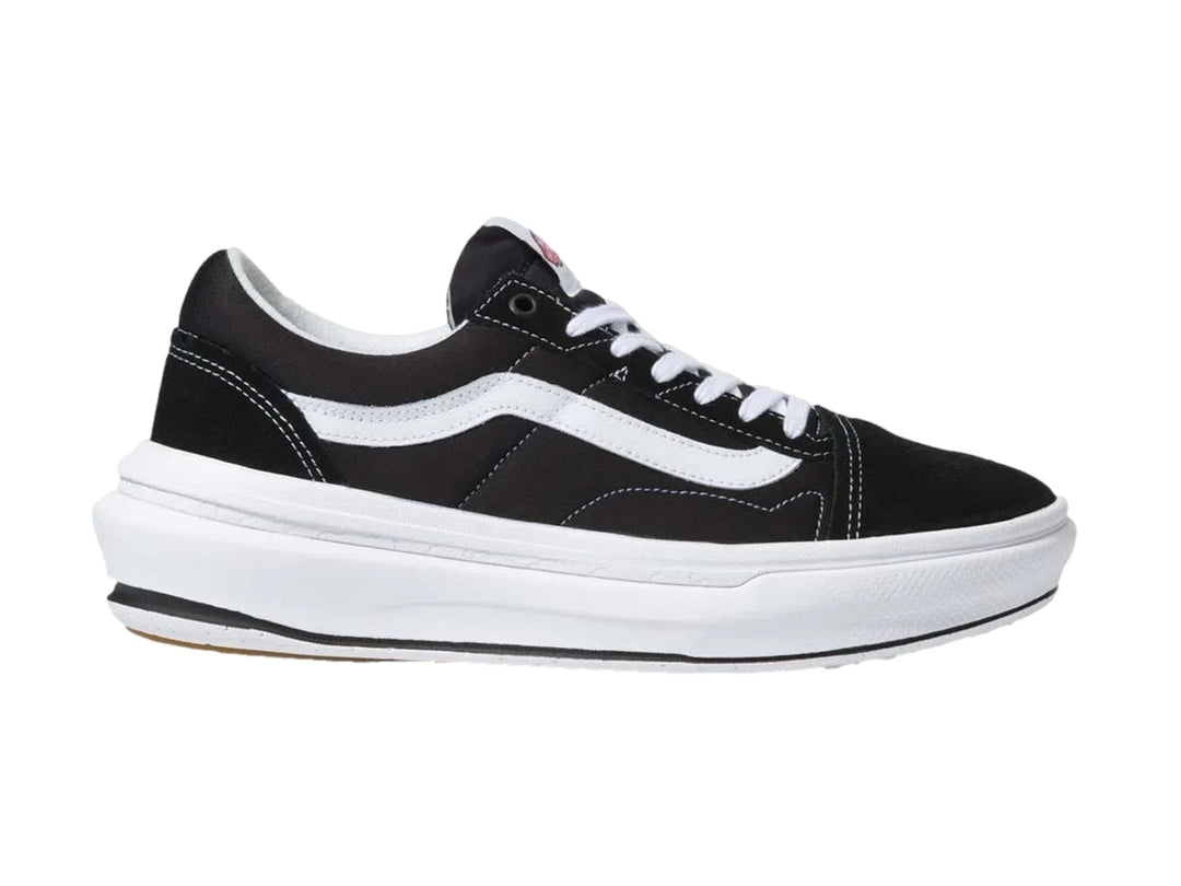 Tenis VANS Old Skool Over en color negro con franja blanca y suela de plataforma blanca.