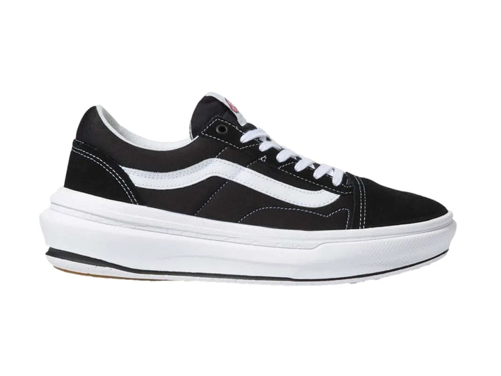 Tenis VANS Old Skool Over en color negro con franja blanca y suela de plataforma blanca.