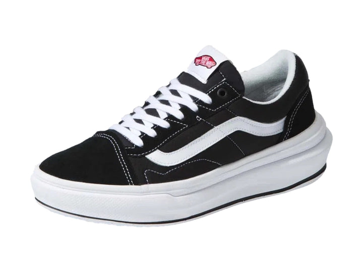 Tenis VANS Old Skool Over en color negro con franja blanca y suela de plataforma blanca.