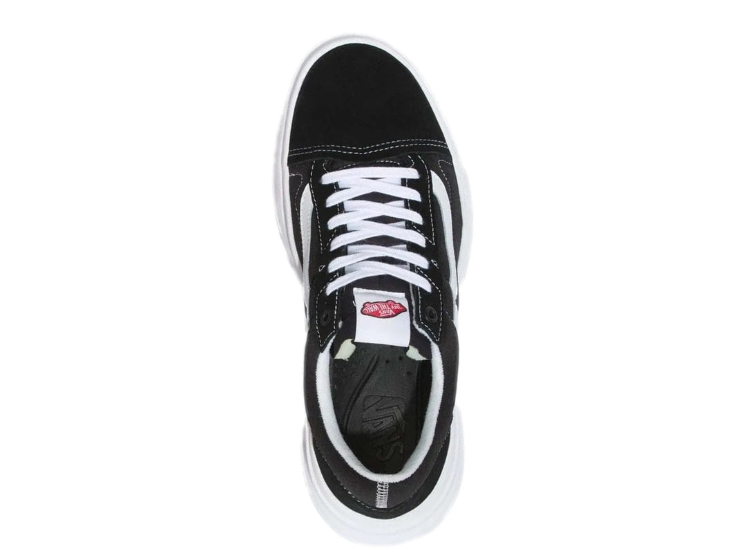 Tenis VANS Old Skool Over en color negro con franja blanca y suela de plataforma blanca.