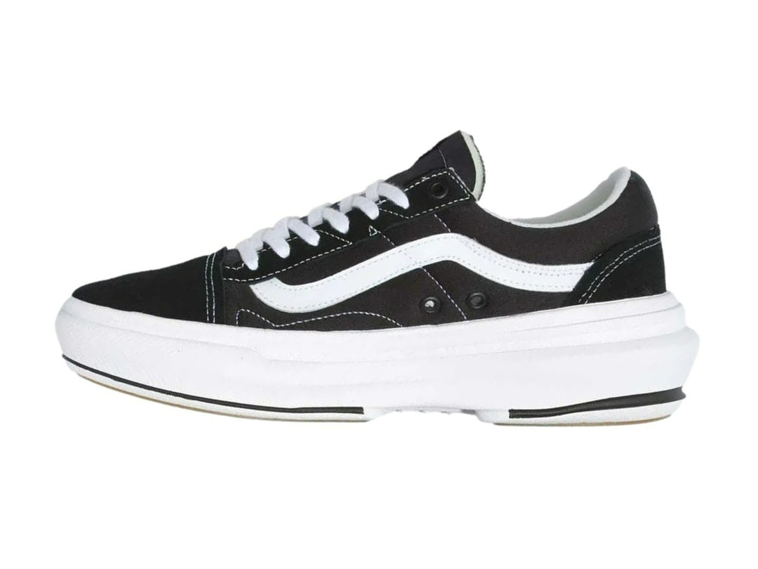 Tenis VANS Old Skool Over en color negro con franja blanca y suela de plataforma blanca.