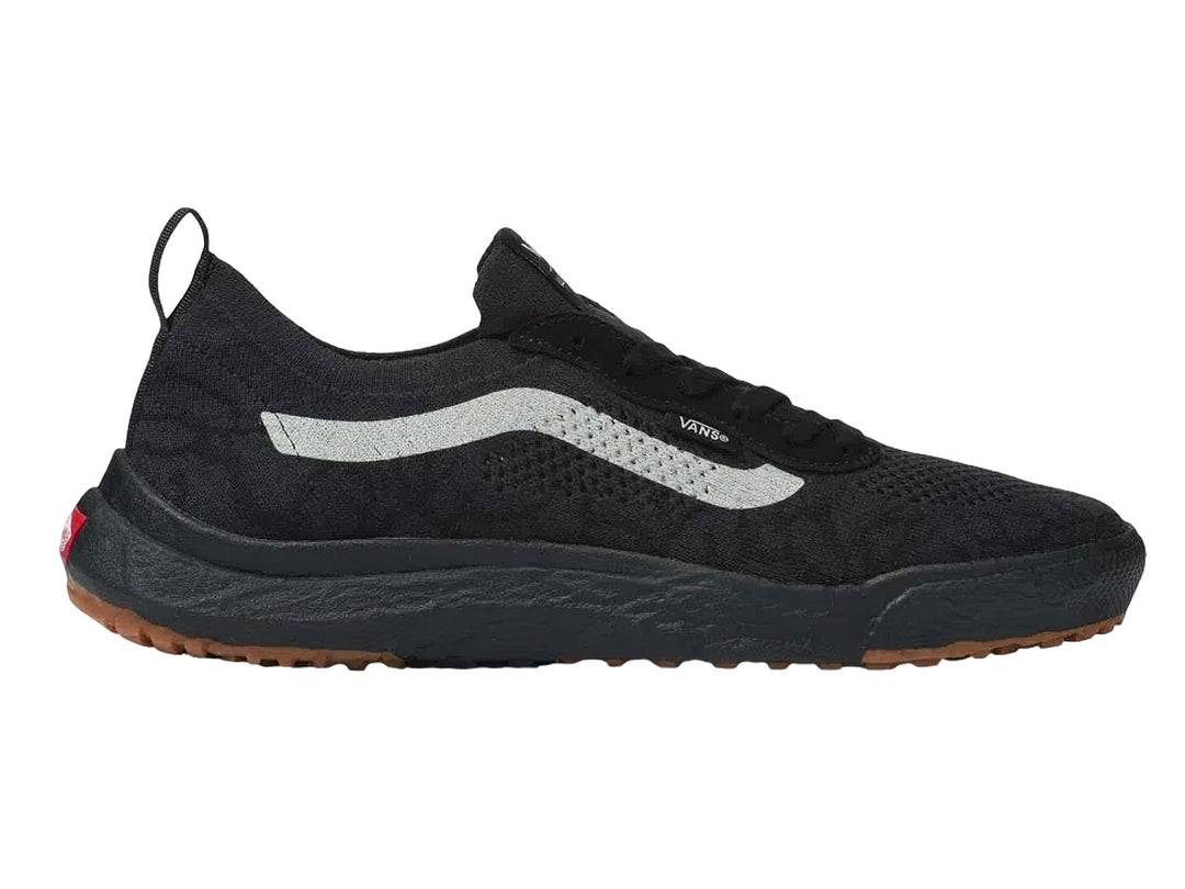 Tenis VANS UltraRange VR3 color negro con franja lateral blanca y suela marrón.
